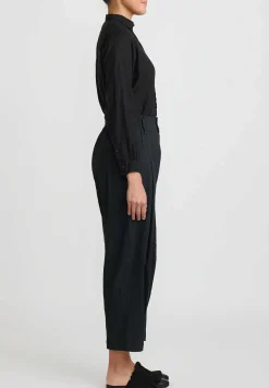A Tentative Atelier Elastic Dart Pants In Black
