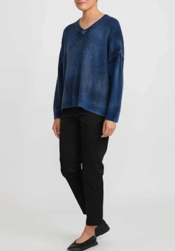 Avant Toi Hand-Painted Brushed Cashmere Maglia V-Neck Sweater In Nero Genziana Blue
